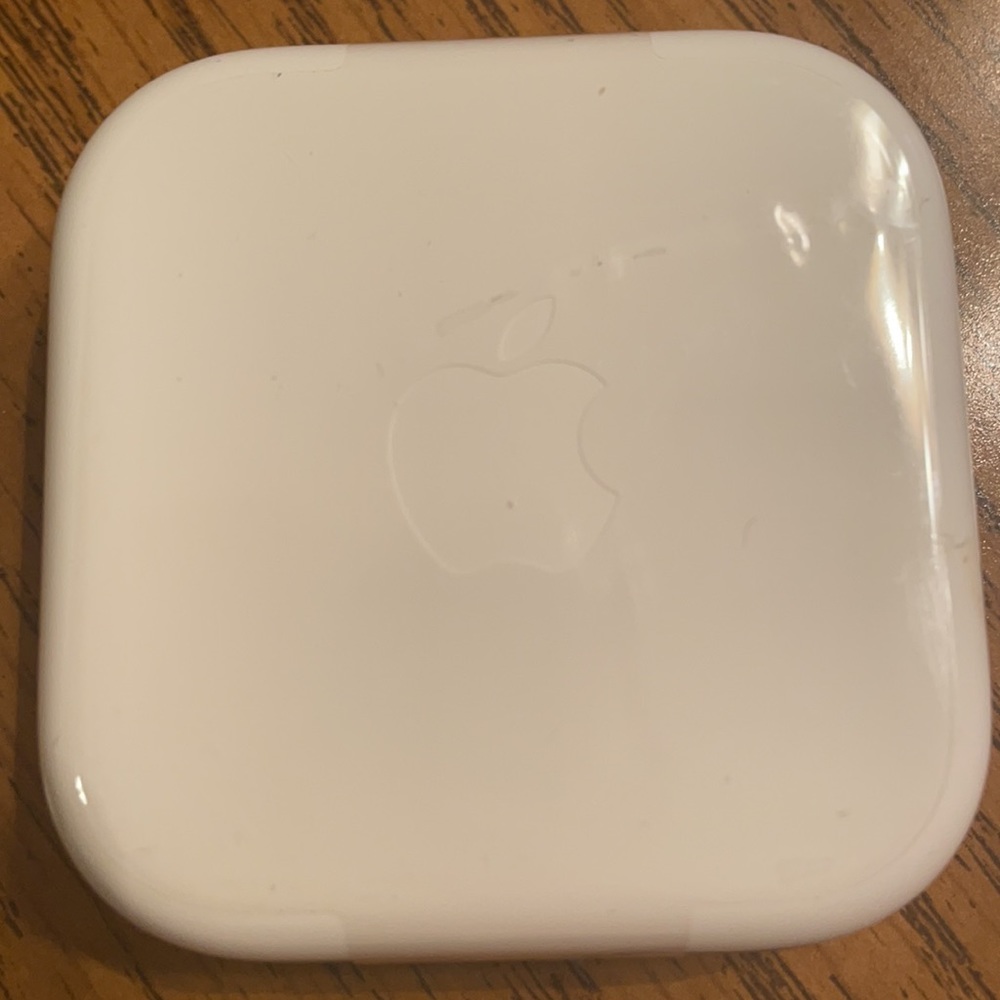 Apple Earbuds with built in volume buttons and mic - Picture 4 of 4